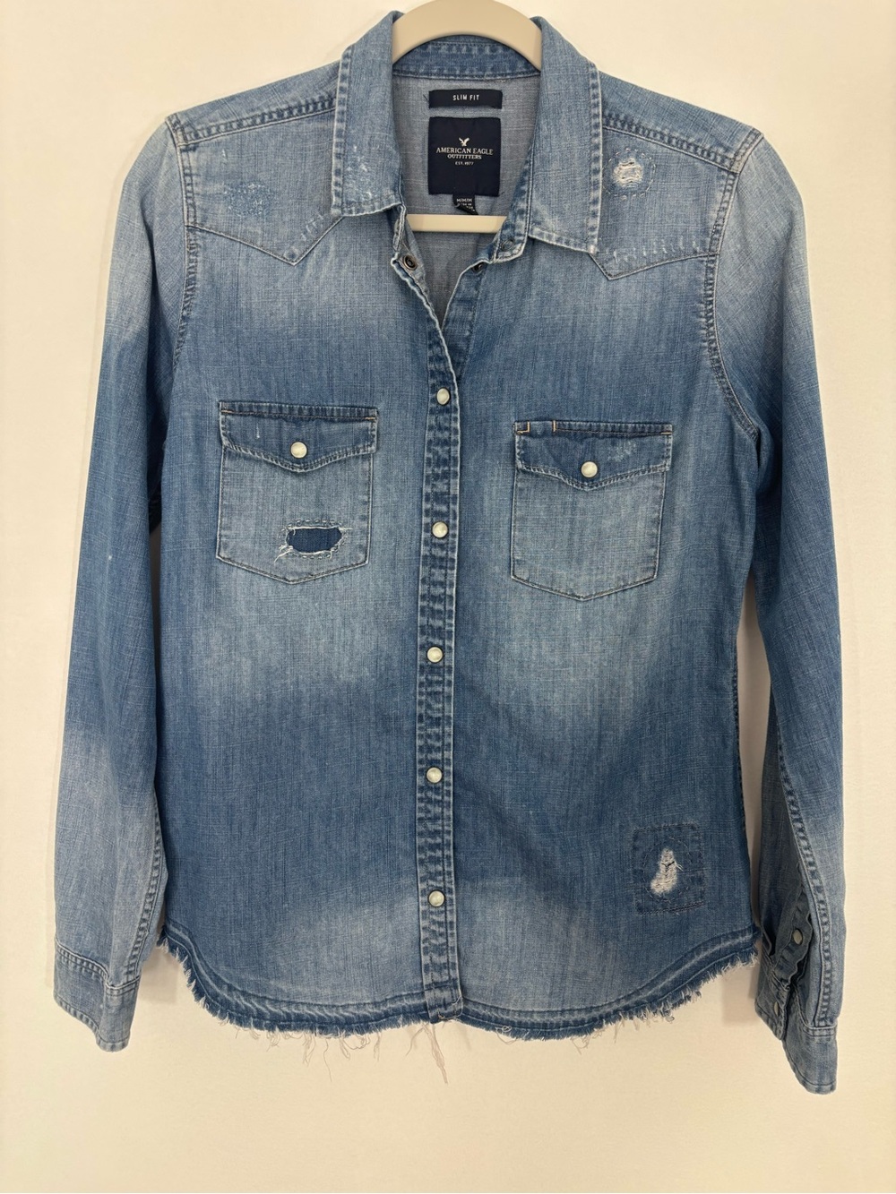 American Eagle Slim Fit Denim Button-Up Shirt Light Blue Distressed Western Sz M